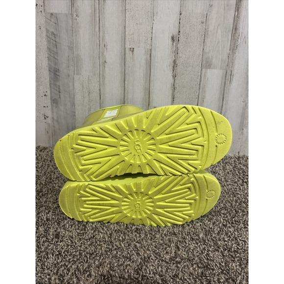 UGG Women's Classic Short Clear Key Lime Size 7 - Picture 6 of 8
